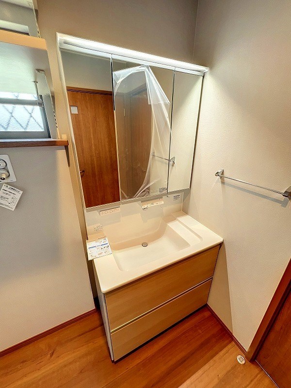 洗面設備　三面鏡付きの洗面化粧台♪