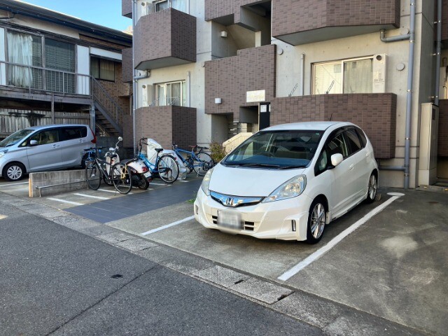 【パラディーゾ下荒田の駐車場】