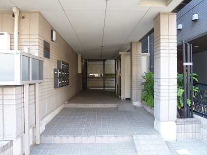 【府中市宮町のマンションのエントランス】