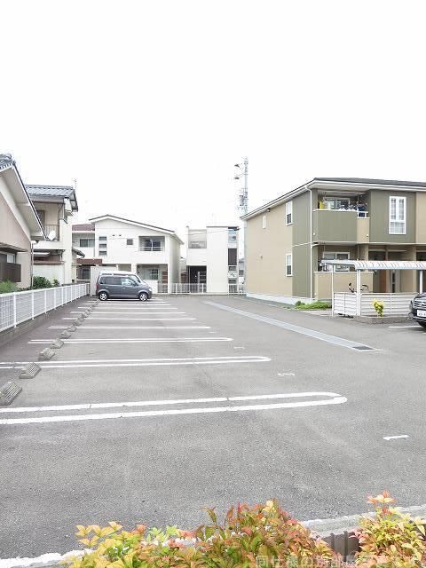 【松山市北斎院町のアパートの駐車場】