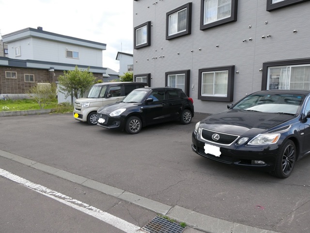 【恵庭市泉町のマンションの駐車場】