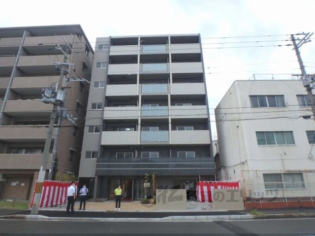 【京都市右京区西院安塚町のマンションの建物外観】