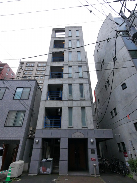 札幌市中央区南一条西のマンションの建物外観