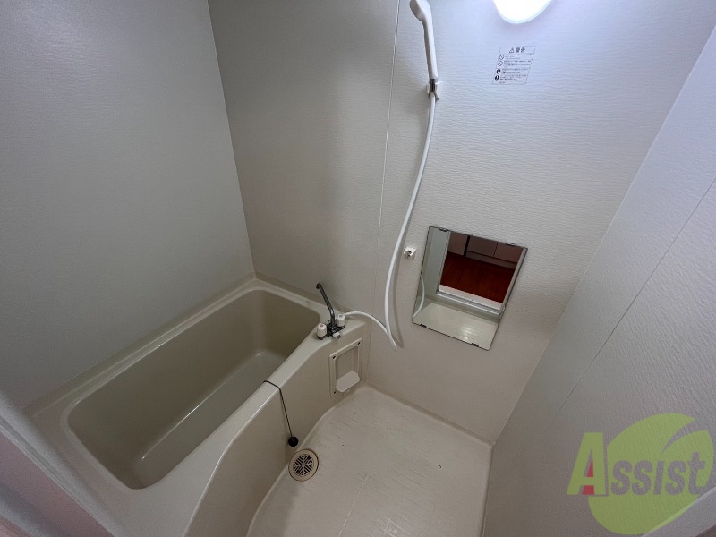 バス・シャワールーム　バス・トイレ別でシャワー付き。清潔なお風呂です。