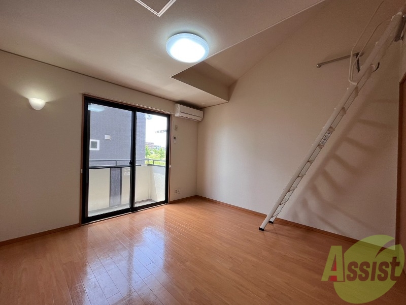 居室・リビング　南向きで日当たりも良好、窓を開ければ風通しも良いですね。