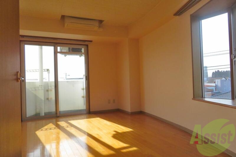 居室・リビング　８．５帖のリビングは南と西の２面採光で陽当たり良好です