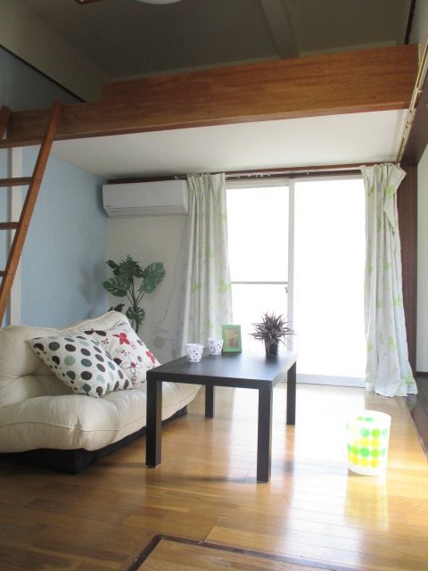 居室・リビング　洋室6帖でコンパクトな広さです♪※家具雑貨はサンプルです。