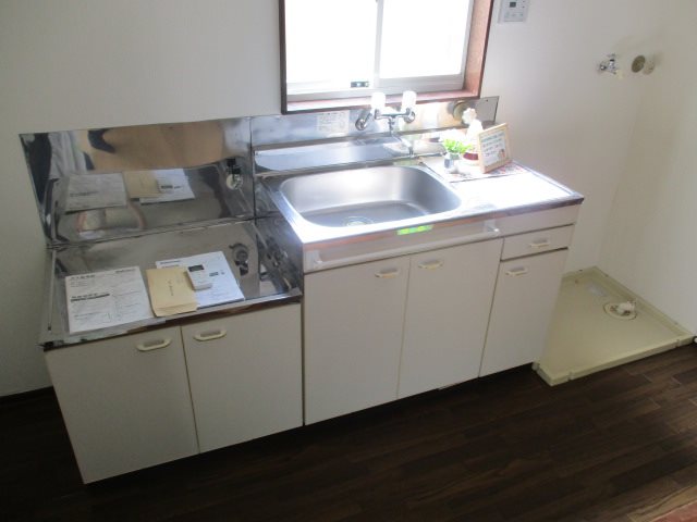 キッチン　キッチン横には窓も付いています♪