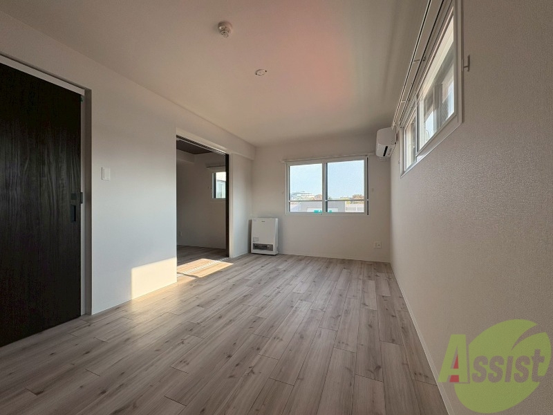 居室・リビング　白を基調とした明るい印象のお部屋になっています！