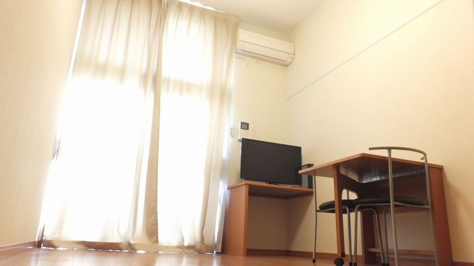 居室・リビング　家具家電設置済みのお部屋です。