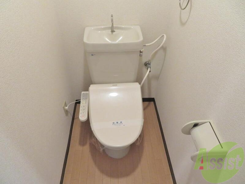 トイレ　きれいなトイレで、ウォシュレットもちゃんとついてます