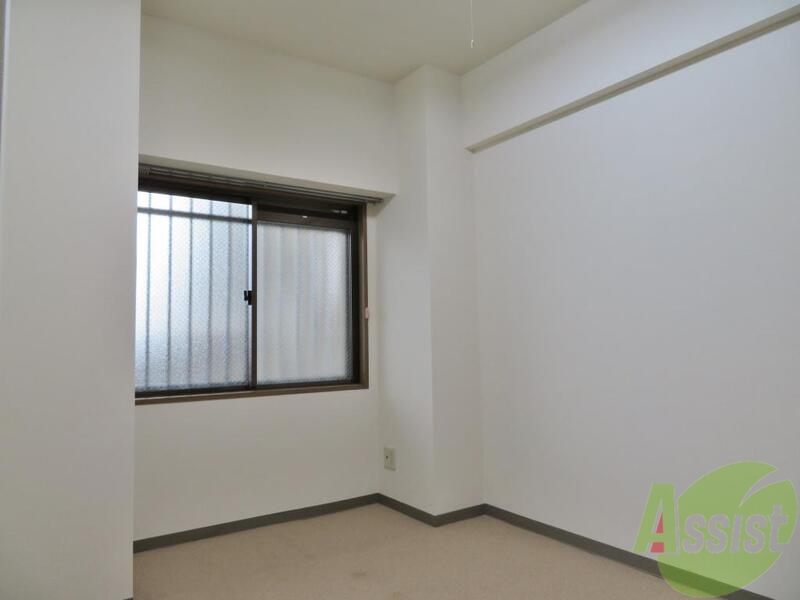 その他部屋・スペース　こちらは洋室５．６畳の洋室、ベッドを置いて寝室にもいいかも