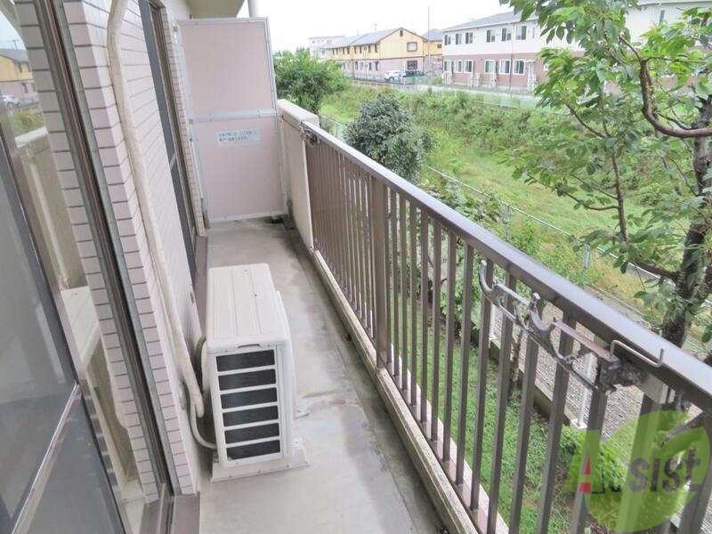 バルコニー　南向きのベランダでお洗濯ものも効率よく乾きそうです