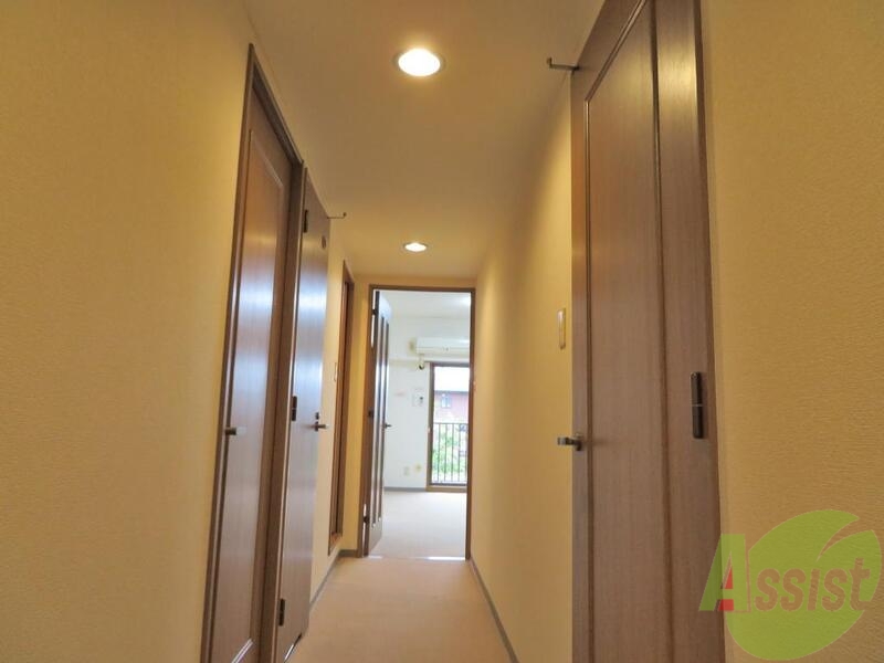 玄関　玄関から奥のリビングまでの直線、風通しも良さそうです