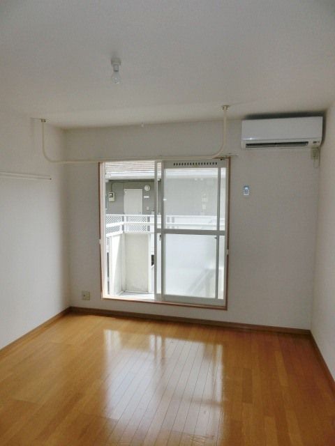 居室・リビング　２階で明るい洋室です