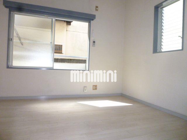 居室・リビング　２面採光で日当たり良好