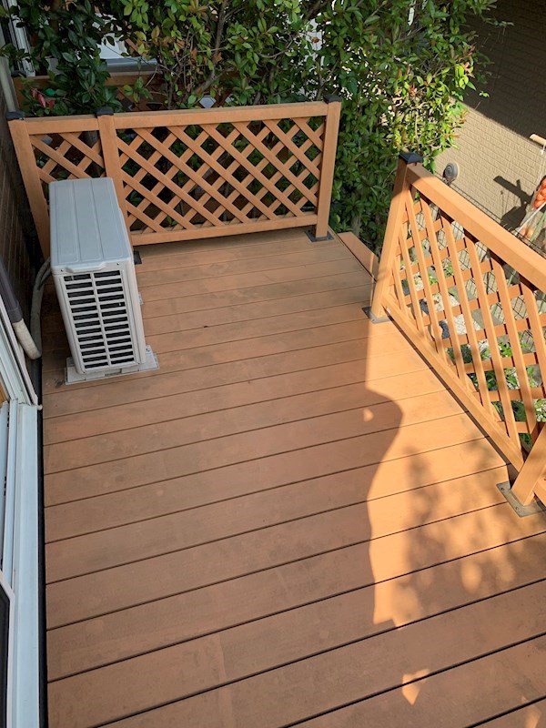 バルコニー　日当たりのよいウッドデッキ