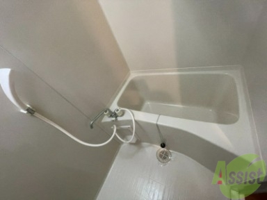 バス・シャワールーム　白を基調とした、綺麗な浴室になっていますね。