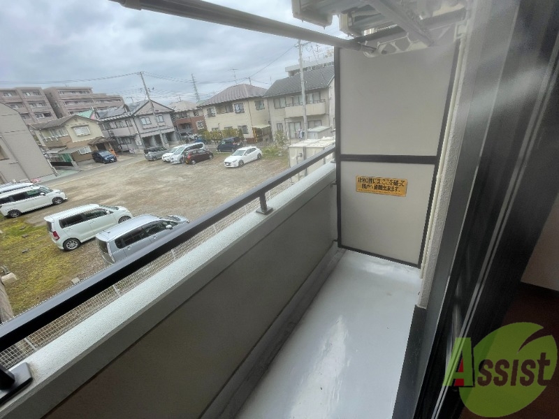 バルコニー　バルコニーです。晴れてる日は、外に洗濯物を干せそうですね。