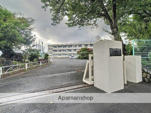 中学校　鷹岡中学校（中学校）まで2045m