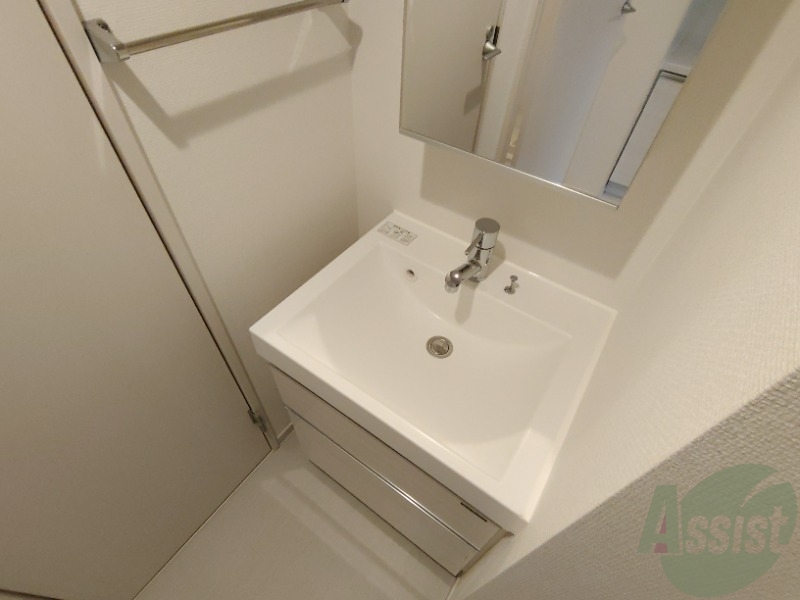 洗面設備　洗面台はシャワーノズルも付いて便利に活用できます