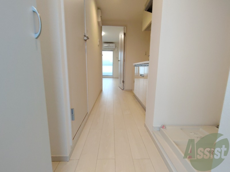 玄関　玄関からの様子です。綺麗なフローリングが広がっています。