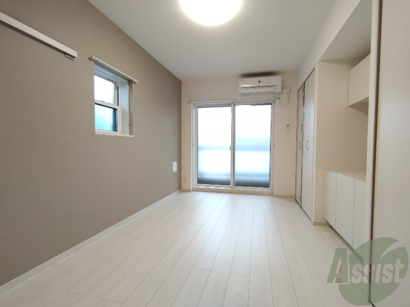 居室・リビング　広くきれいなリビングは明るい光も良く差します。