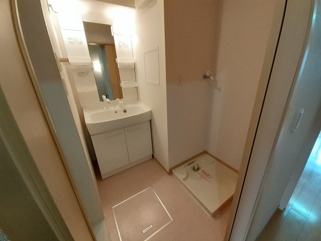 洗面設備　洗面所内に室内洗濯機置場がついてます！
