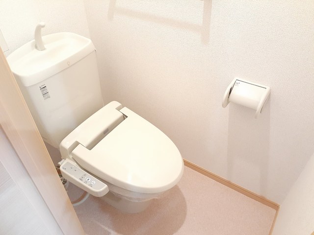 トイレ　温水洗浄便座付きのトイレです♪