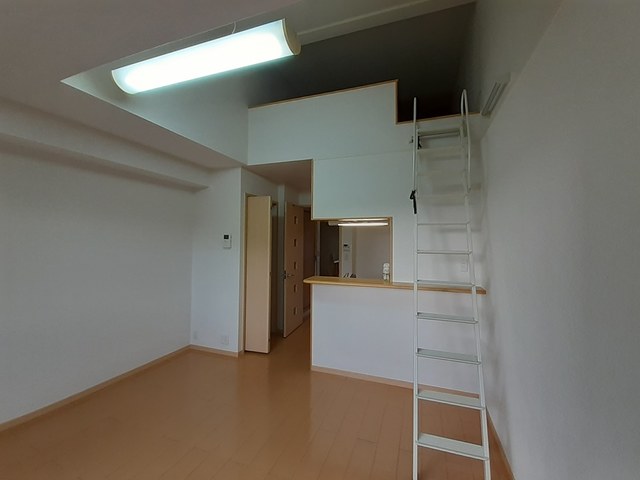 居室・リビング　ロフト付きの10帖のリビング♪