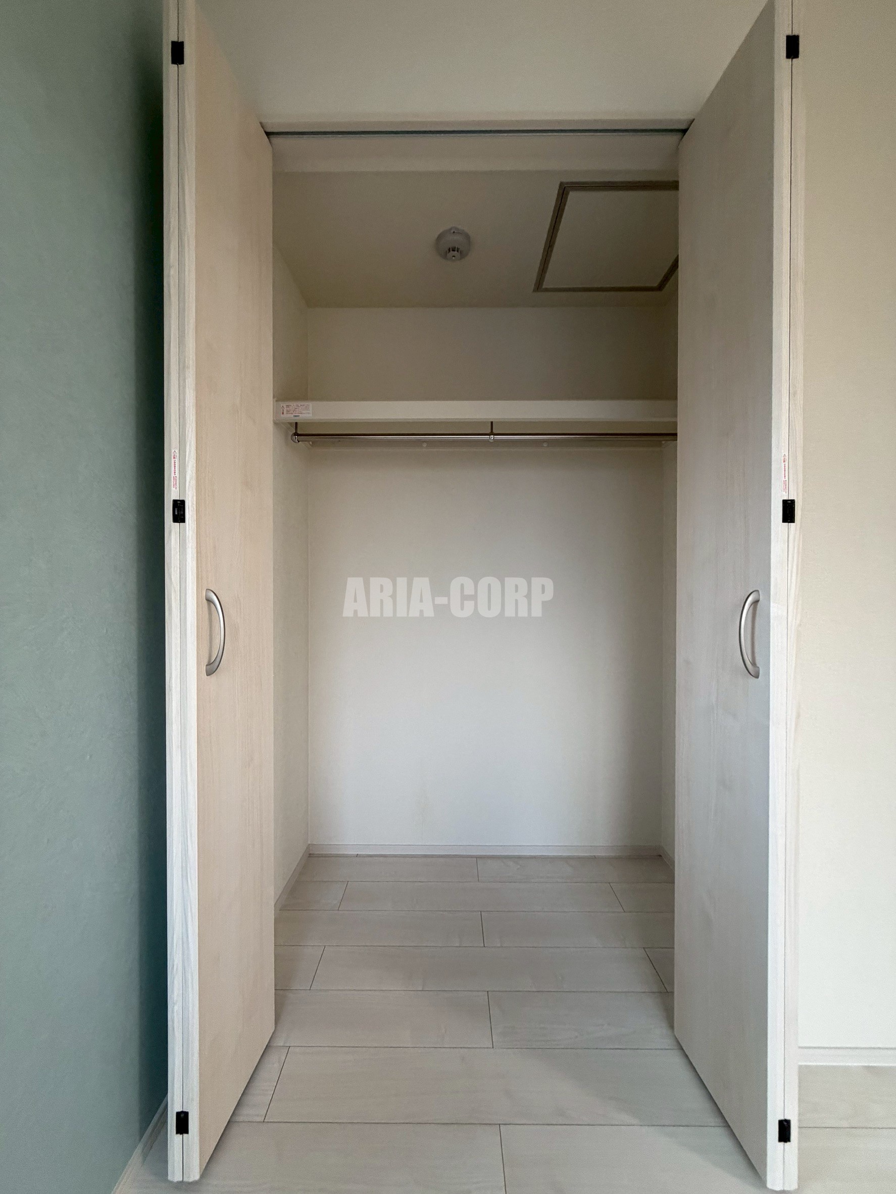 収納　洋室にクローゼット。上部には便利な棚付き♪