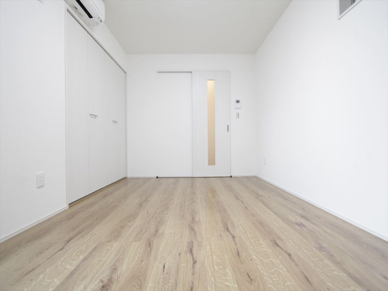 居室・リビング　洋室7.7帖　エアコン完備　クローゼット付　バルコニー