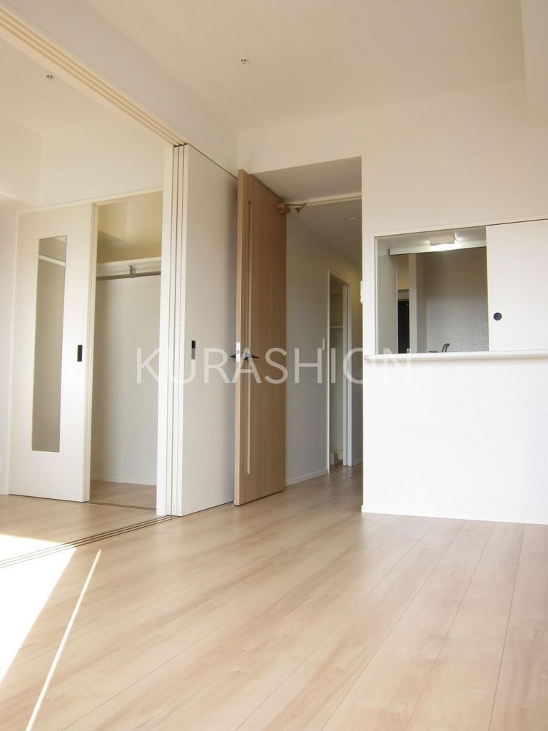 居室・リビング　フローリングの色味は部屋によって異なります。