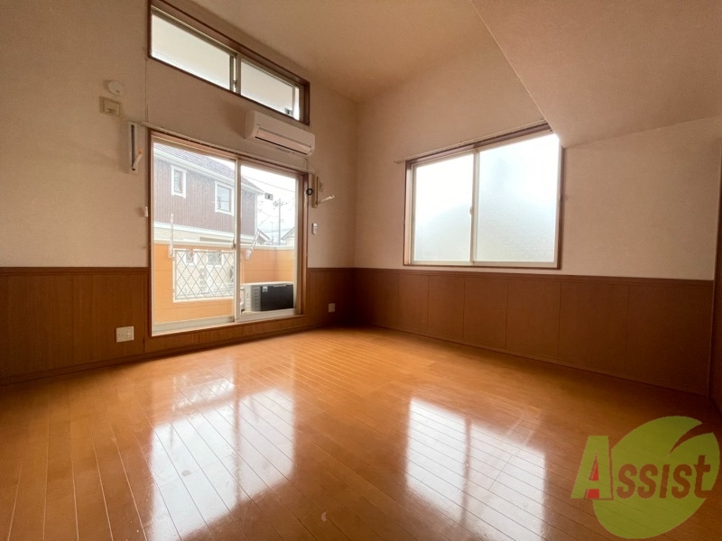 居室・リビング　広々として、家具関係も問題なく置けそうですね。