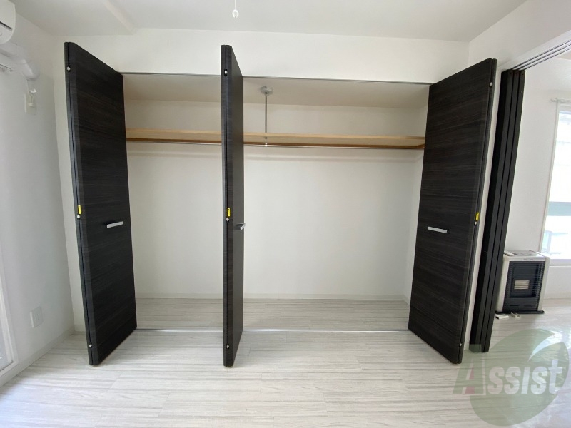 収納　こちらの収納にはハンガーをかけて服もしまえますね。