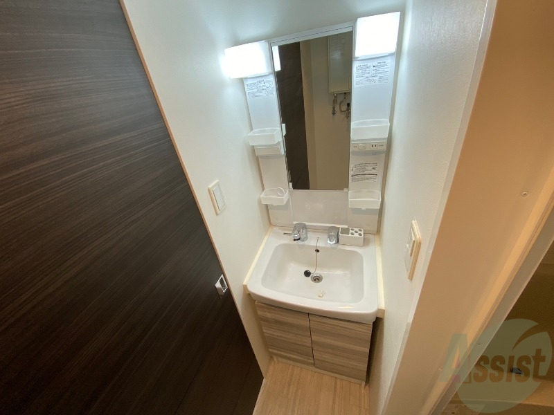 洗面設備　大きくて使いやすそうな独立洗面台になっています。