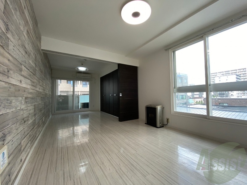 居室・リビング　フローリングと壁のカラーが明るい雰囲気ですね！