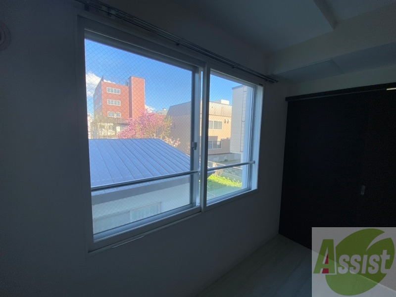 バルコニー　窓には安全対策の柵が付いているので安心ですね。