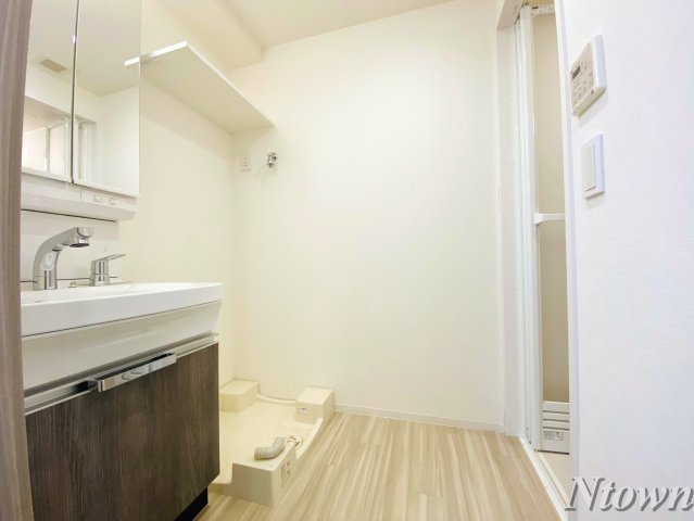 洗面設備　ゆったりとスペースのある洗面所