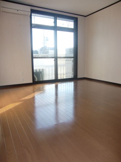 居室・リビング　東向きの室内