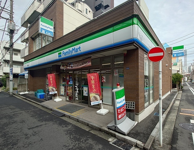 コンビニ　ファミリーマート戸部駅東店（コンビニ）まで142m
