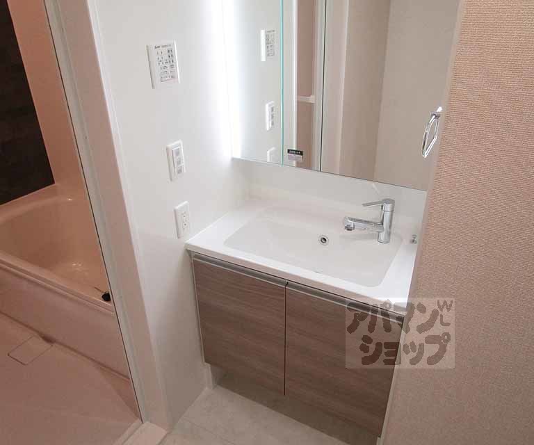 洗面設備　３０２号室の写真です。