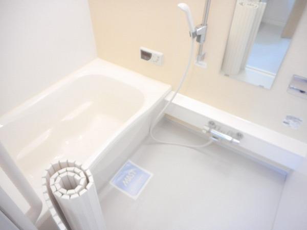 バス・シャワールーム　浴室乾燥機、追い焚き機能付バス！