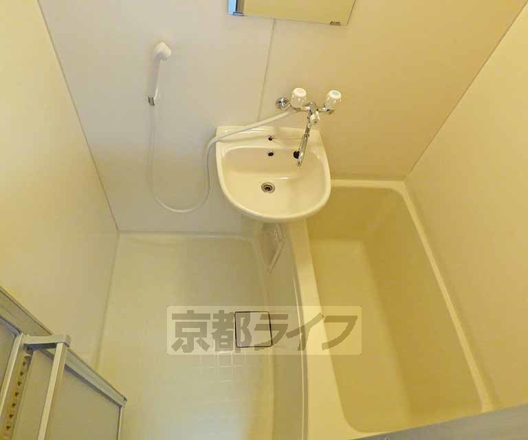 バス・シャワールーム　シンプルなバスルームです。