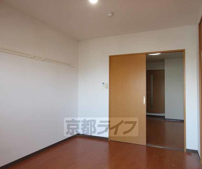 居室・リビング　通風の良い洋室です