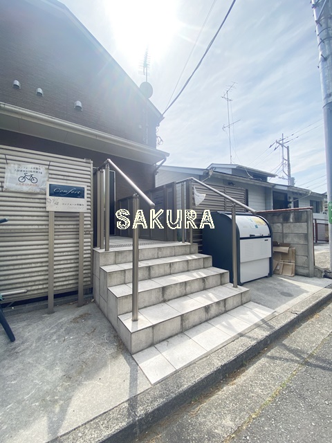 エントランス　お洒落な建物デザイン♪