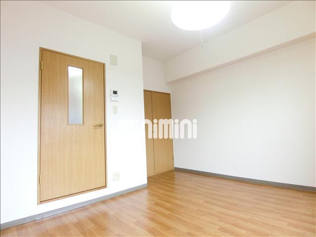 居室・リビング　こちらのお部屋でくつろいでくださいね。