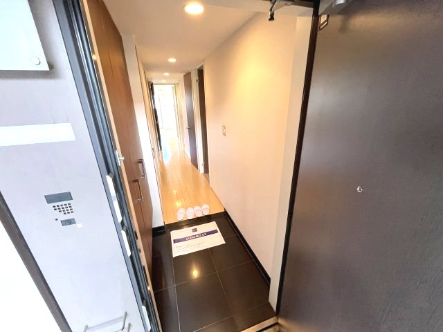 玄関　イメージとして同マンション他部屋を表示しています