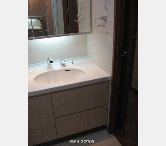 洗面設備　※同タイプの別のお部屋です。