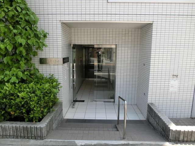 エントランス　落ち着きのあるエントランスホール